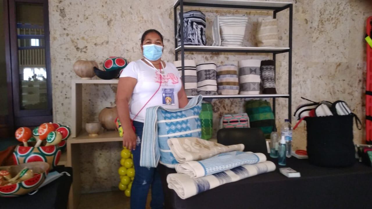 La Asociación Artesanal Tejedoras de Esperanzas de San Jacinto, Bolívar , es liderada por Ledis Jaramillo, una mujer que sufrió en carne propia la violencia y que con el tejido pudo encontrar una manera de sanar las heridas causadas por el conflicto armado.