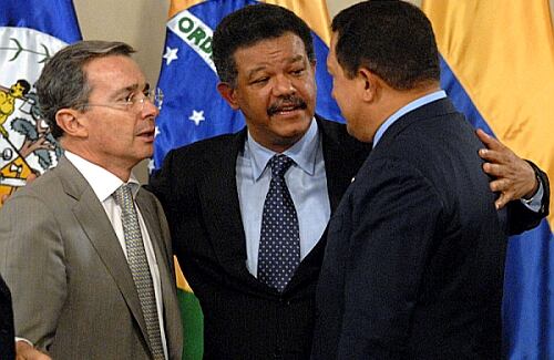 Desde que el gobierno colombiano anunció que los computadores tenían información que vinculaba a los gobiernos vecinos de Venezuela y Ecuador con las Farc, las relaciones entre los tres países han sido tensas. Por un momento se pensó que el abrazo en la Cumbre de Río limaría las asperezas generadas por el ataque colombiano en territorio ecuatoriano, pero las recriminaciones y acusaciones entre los mandatarios de estos tres países han continuado. 
El domingo 11 de mayo Chávez dijo que las versiones del computador eran una manipulación del gobierno de Estados Unidos y añadió: "Bush inventó las armas de destrucción masiva (en Irak), ahora otra computadora dice que estamos apoyando el terrorismo, que le damos dinero y armas a las Farc, buscando la excusa para eliminar a Chávez". Por otro lado, Correa ha dicho que todo ha sido una campaña mediática en contra de su país y que tiene documentos que prueban que su gobierno no tiene relaciones con las Farc. 