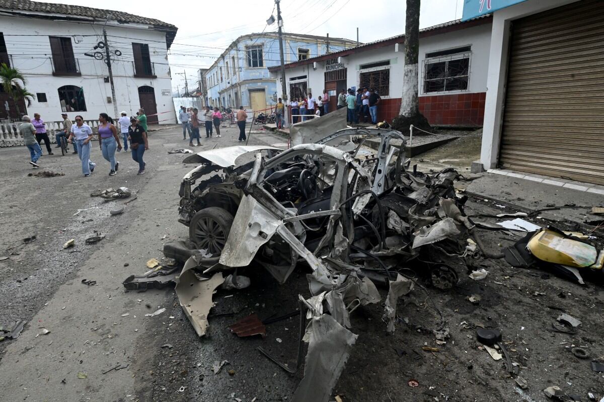 Una vista de los restos de un automóvil que explotó frente al Ayuntamiento de Corinto, departamento de Cauca, Colombia, el 10 de junio de 2025