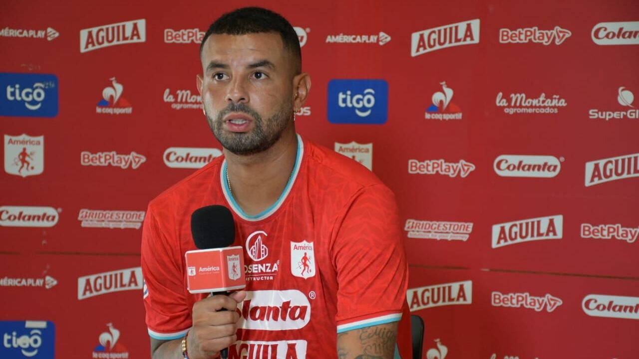 Edwin Cardona, mediocampista del América de Cali en rueda de prensa.