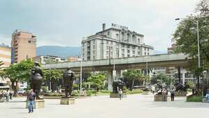 Las enormes esculturas de bronce de Fernando Botero se alinean en la Plaza Botero de Medellín. La plaza contiene obras donadas por el artista y fue renovada por él para tal fin.