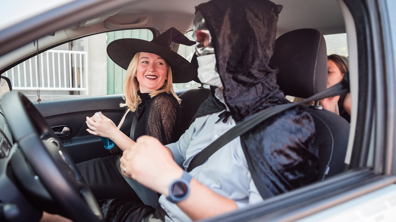 La presencia de niños y familias en las calles exige mayor atención al volante durante la noche de Halloween.