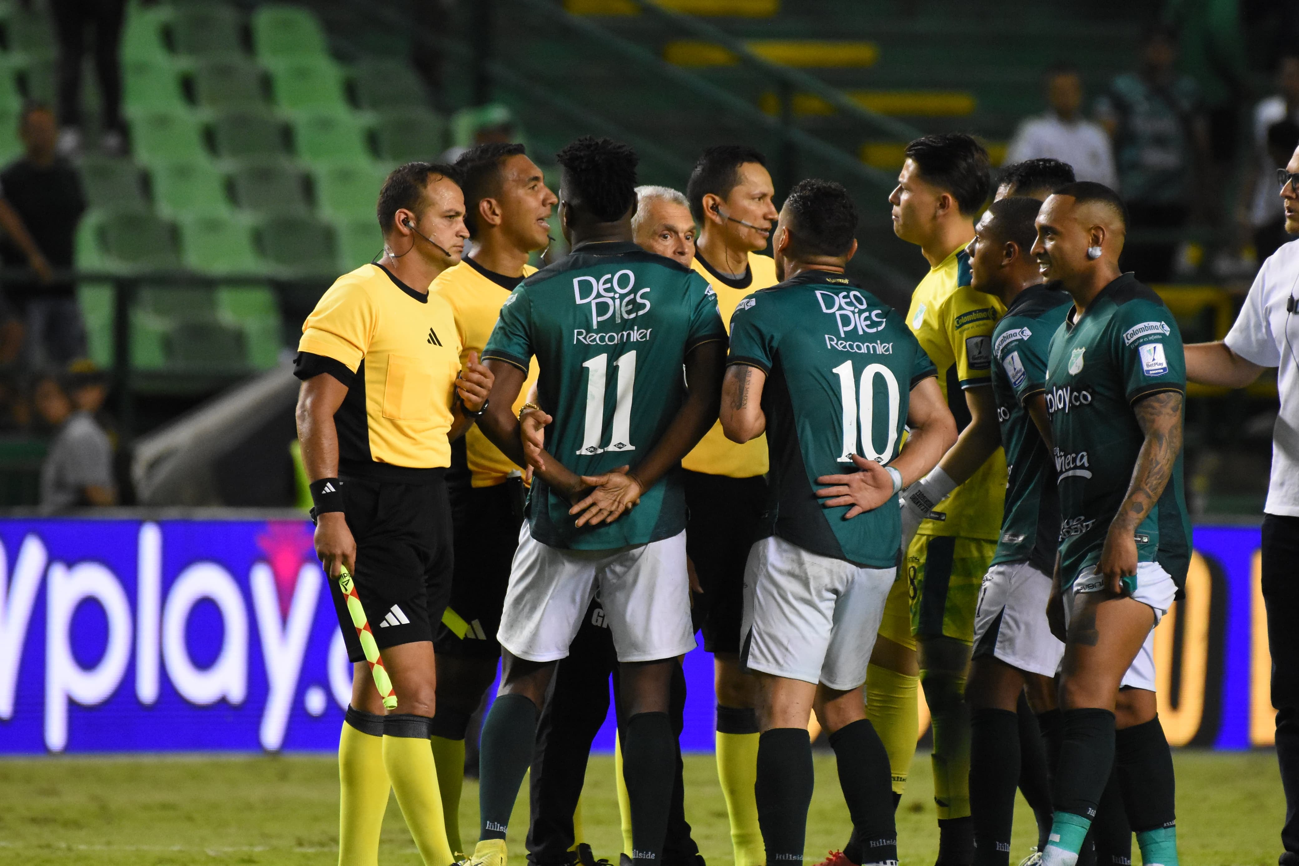 Al terminar el juego varios jugadores del Deportivo Cali le reclamaron al árbitro sus determinaciones.