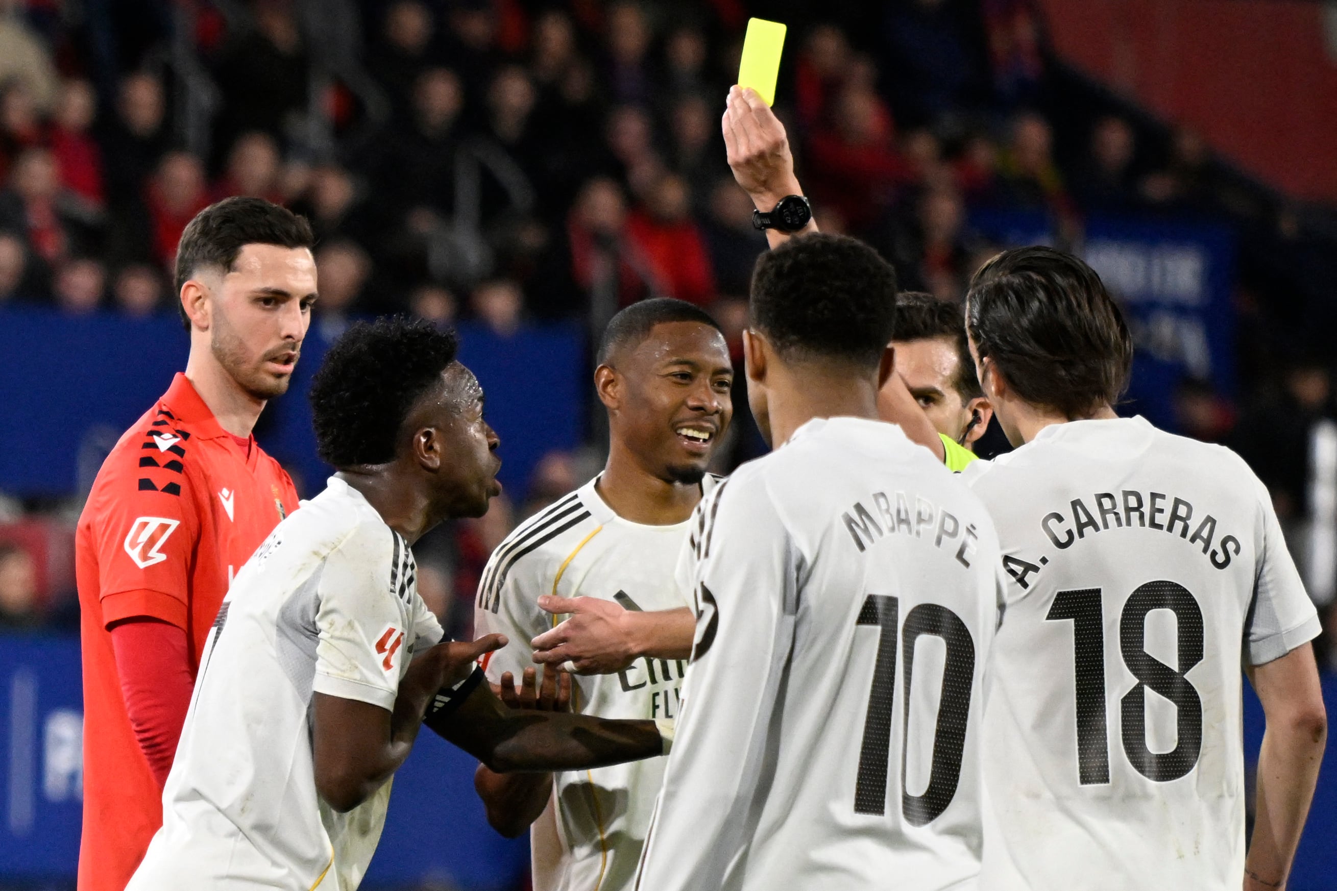 Real Madrid protestando ante una amarilla impuesta por el juez a Vinícius Jr.