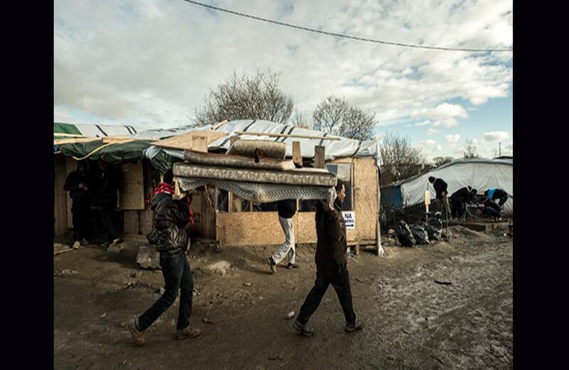 El aviso de evacuación se dio porque la invasión de los refugiados se ha expandido hasta llegar a las cercanías de una autopista, lo que pone en riesgo a la comunidad. Foto: Philippe Huguen / AFP
