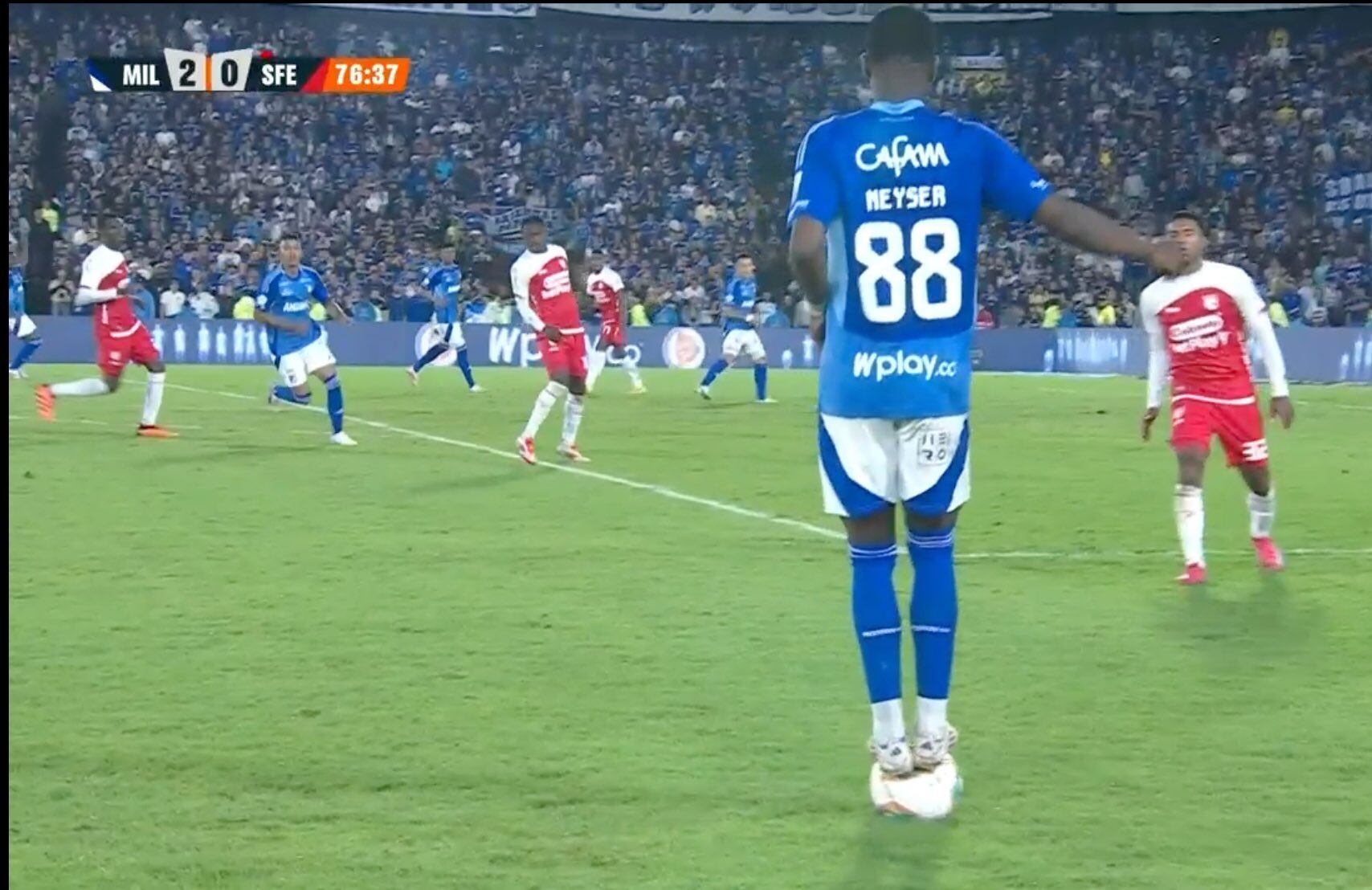 Instante en el que Néiser Villareal se para sobre el balón ante Santa Fe.