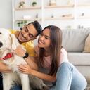 Personas acarician a un perro.