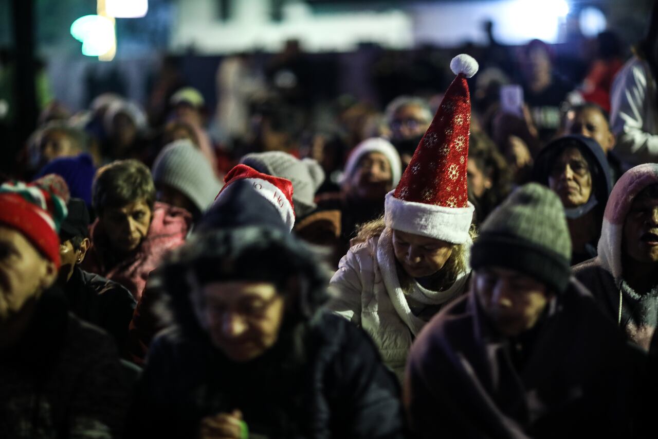 LUCES NAVIDAD, GENTE, PLAZA DE BOLÍVAR, GORROS NAVIDAD