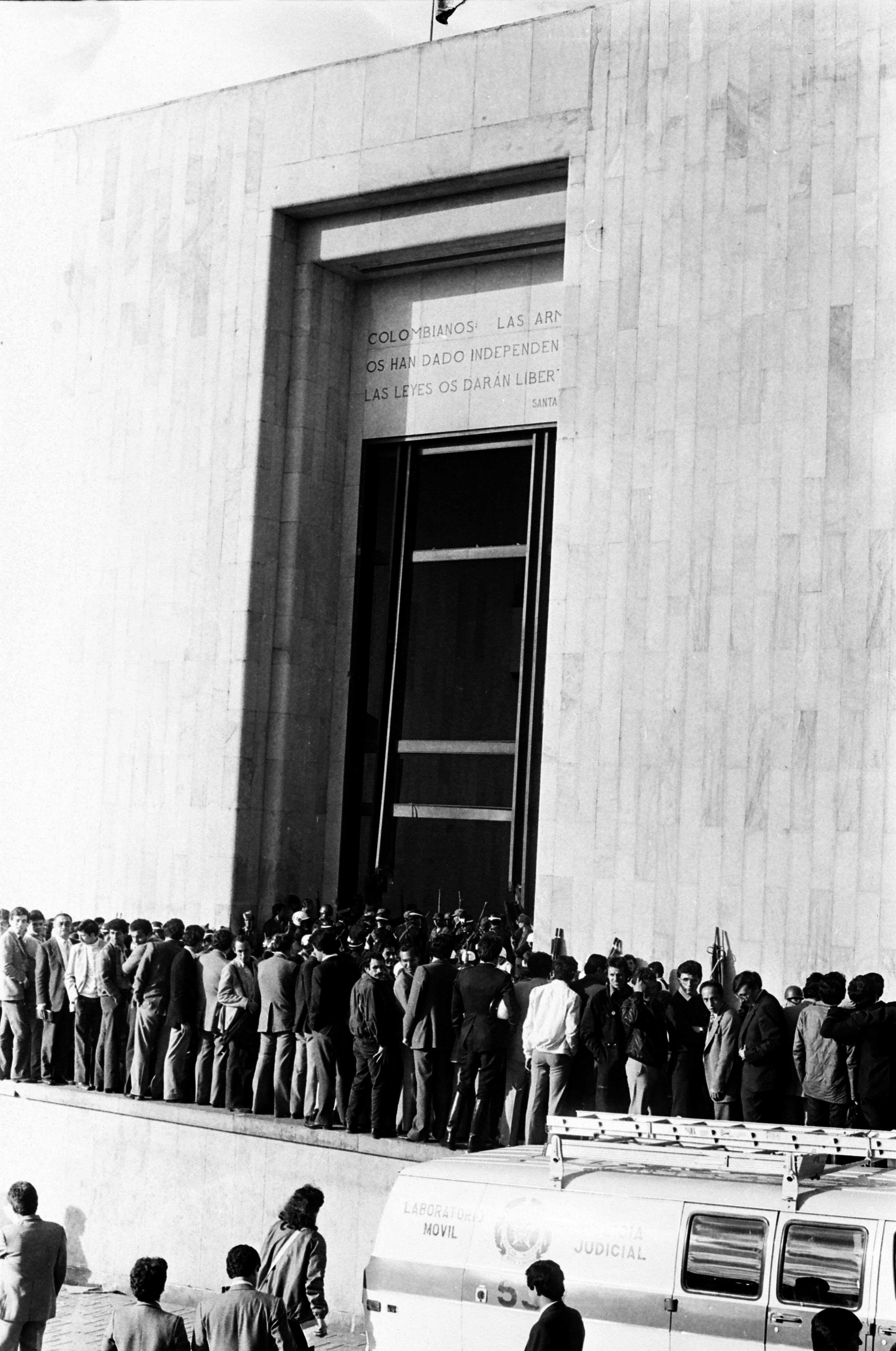 El periodista y fotógrafo Rafael González tomó un centenar de fotos durante los 6 y 7 de noviembre de 1985, cuando el Palacio de Justicia fue el centro de atención tras ser tomado por el M-19, en lo que ese grupo guerrillero denominó un intento de juicio al entonces presidente de la República Belisario Betancur. Esas fotos fueron reveladas por González este 2025, cuarenta años después de la tragedia.