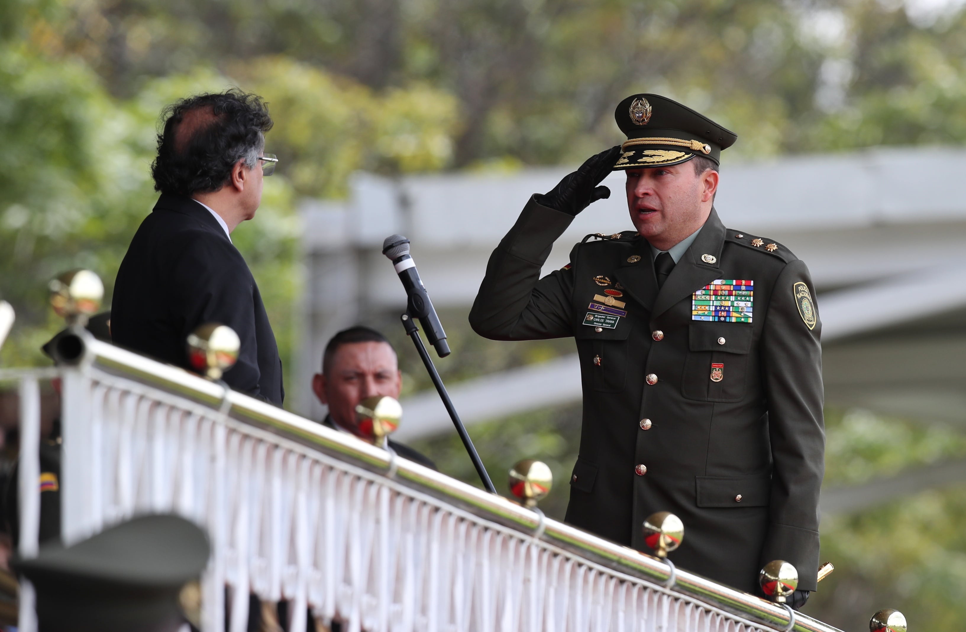 Presidente Gustavo Petro en la ceremonia de presentación del nuevo Director General de la Policía Nacional, Brigadier General Carlos Fernando Triana Beltrán, en compañía del Ministro de Defensa Nacional, Iván Velásquez