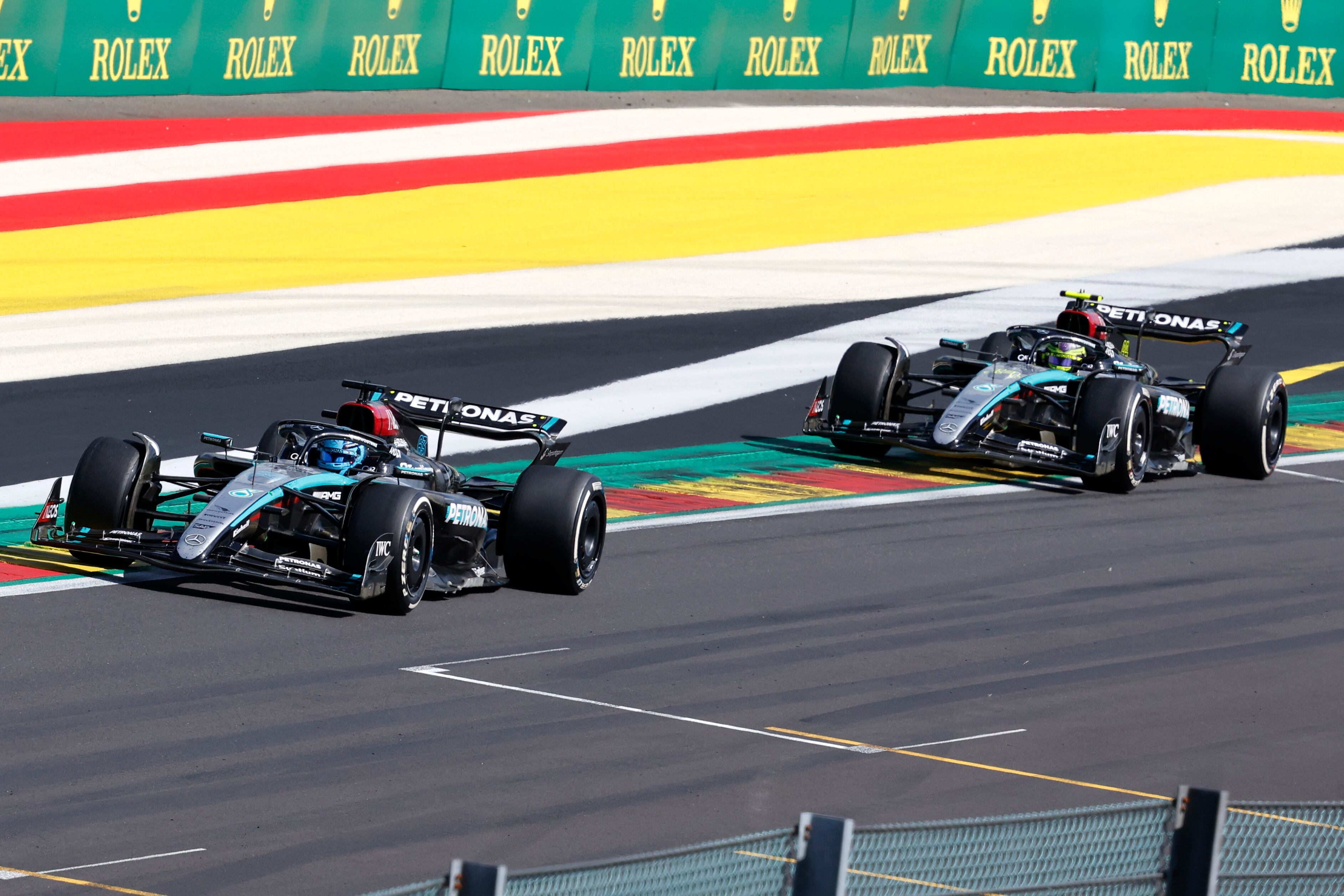 El piloto de Mercedes, el británico George Russell, a la izquierda, lidera por delante del piloto de Mercedes, el británico Lewis Hamilton, mientras conducen sus autos durante el Gran Premio de Fórmula Uno en la pista de carreras de Spa-Francorchamps en Spa, Bélgica, el domingo 28 de julio de 2024. (Foto AP/Geert Vanden Wijngaert)