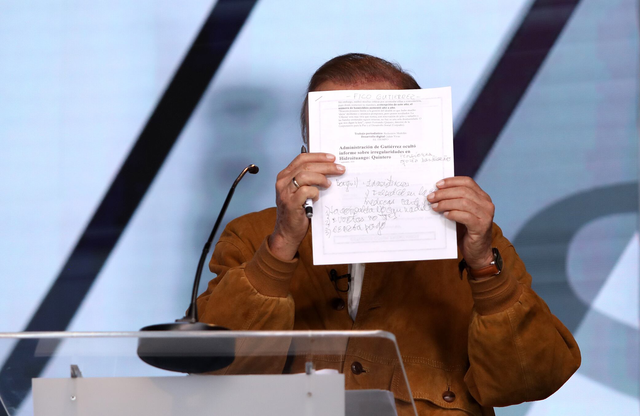 El Debate Rodolfo Hernández con articulo de prensa Foto Alexandra Ruiz