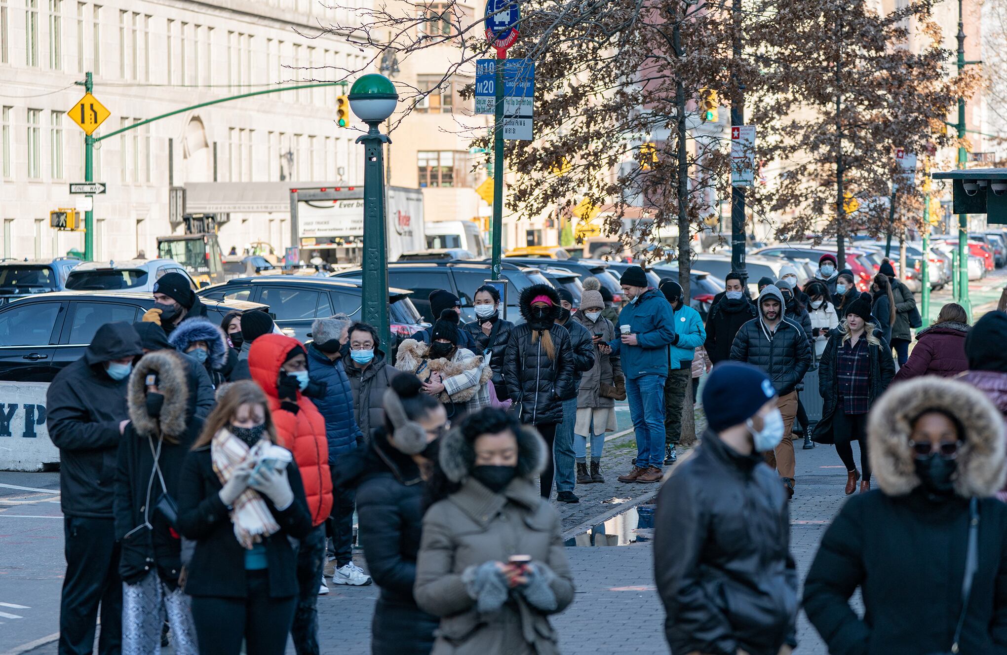 Largas filas para refuerzos y pruebas a medida que aumentan los casos de Omicron