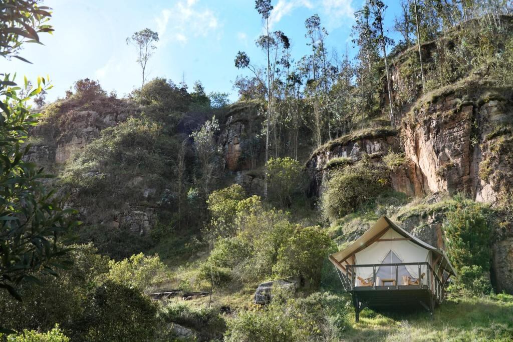 Niddo Suesca cuenta con habitaciones de lujo en medio de escenarios únicos. En la foto un Niddo en la Roca con capacidad para 3 personas.