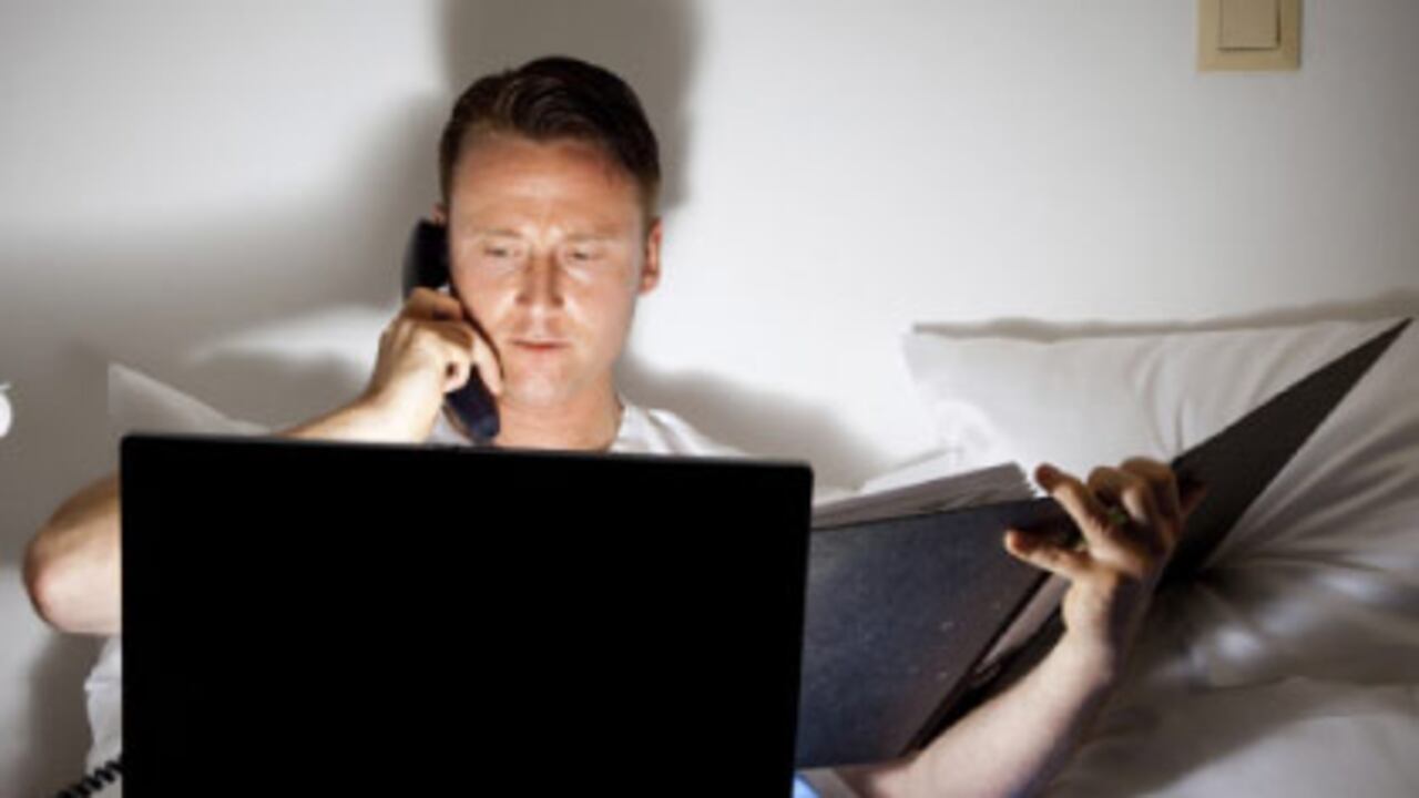 Un sondeo reciente hecho en Estados Unidos reveló que 95 por ciento de los participantes navegan por Internet, mandan textos y ven televisión varias horas antes de dormir. Los expertos señalan que esto también sucede en Colombia .