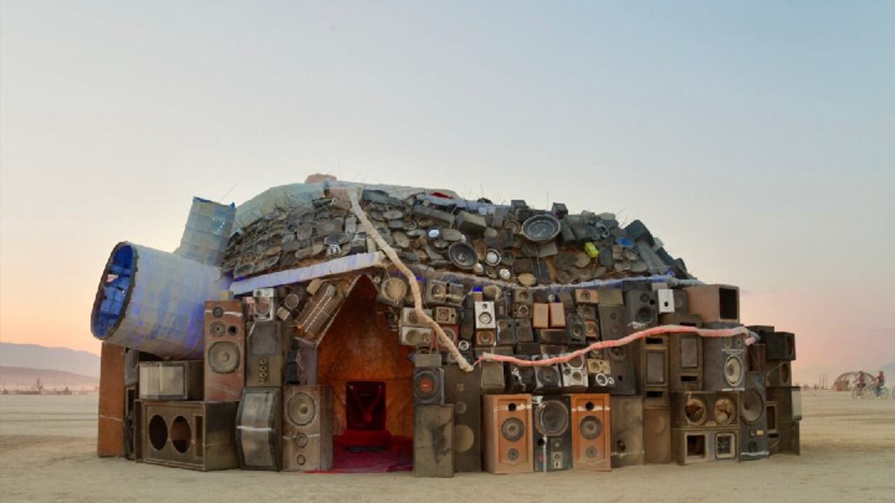 Así se veía 'Listen' en el contexto del festival Burning Man, para donde fue originalmente concebida.