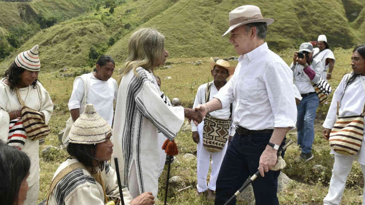 En su último viaje como presidente a la Sierra Nevada de Santa Marta, Juan Manuel Santos se comprometió a firmar el decreto que redefinía los sitios sagrados de cuatro pueblos indígenas. Foto: archivo/Presidencia de la República.