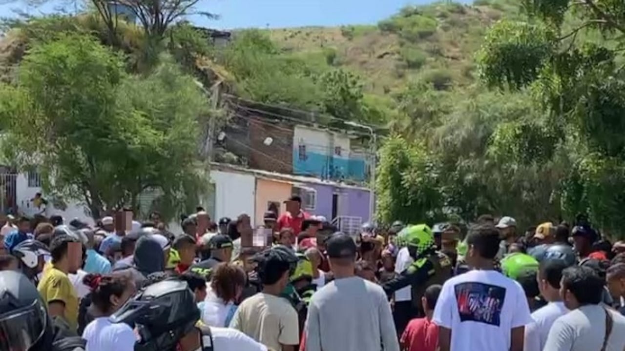 En el lugar de los hechos se aglomeraron decenas de personas de la zona