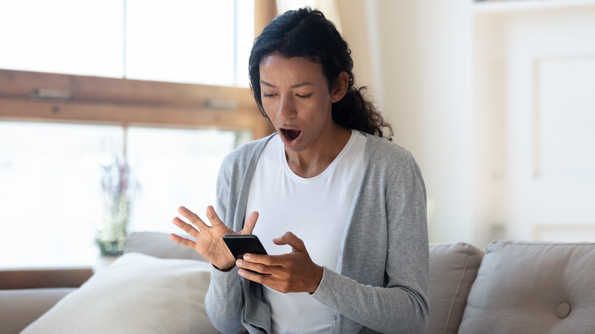 Uno de los mayores riesgos de dejar activadas algunas funciones todo el día es la vulnerabilidad a ataques cibernéticos.