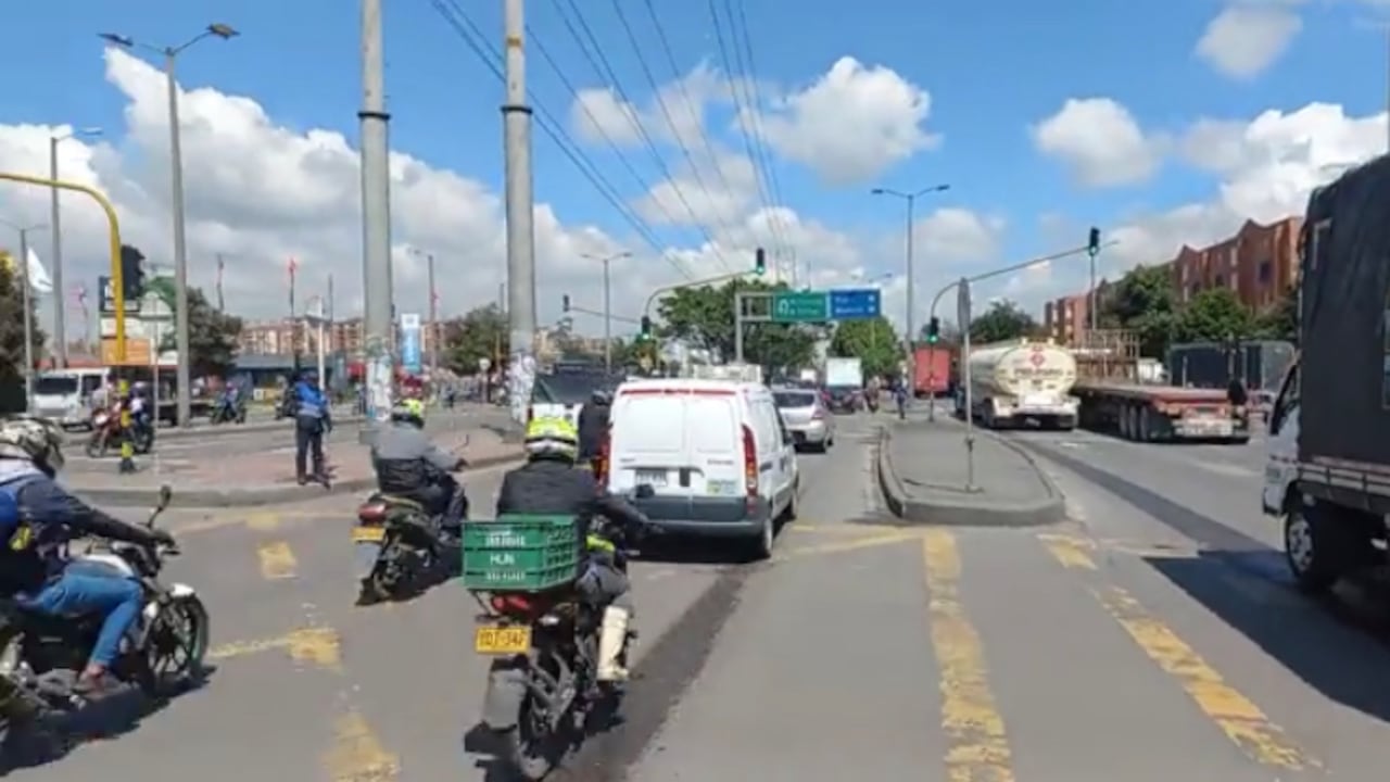 Debido a la congestión vial TransMilenio informó que “la flota de articulados realiza retornos operacionales en Avenida Ciudad de Cali”.