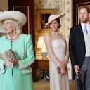 De izquierda a derecha: Camila Parker, Meghan Markle, Príncipe Harry, Rey Carlos III.