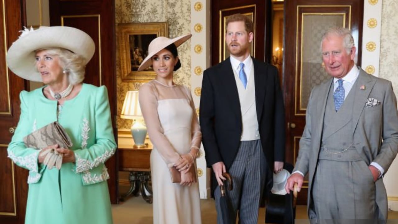 De izquierda a derecha: Camila Parker, Meghan Markle, príncipe Harry, rey Carlos III.