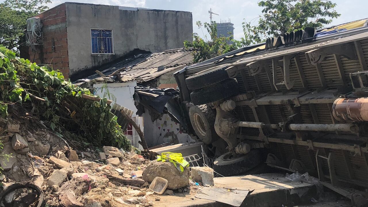 El camión transportaba cervezas y se volcó en la subida de la loma de la Popa.
