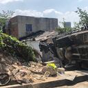 El camión transportaba cervezas y se volcó en la subida de la loma de la Popa.