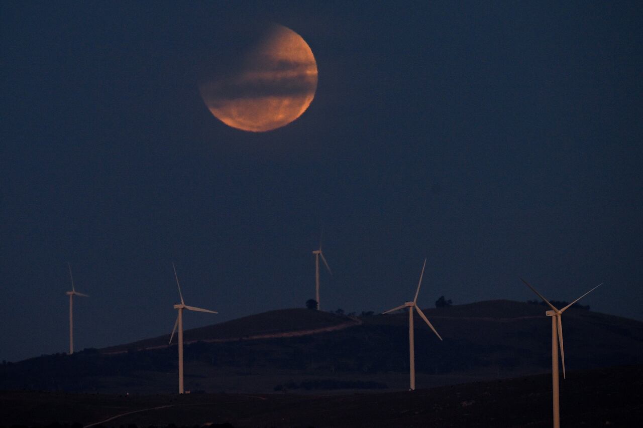 La "luna de sangre," vista de manera parcial durante el eclipse en el lago George, cerca de la capital australiana de Canberra . (Photo by Izhar KHAN / AFP)