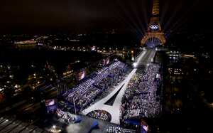 La plaza de Trocadero y la Torre Eiffel iluminadas con los anillos olímpicos durante la ceremonia de inauguración de los Juegos Olímpicos de París.