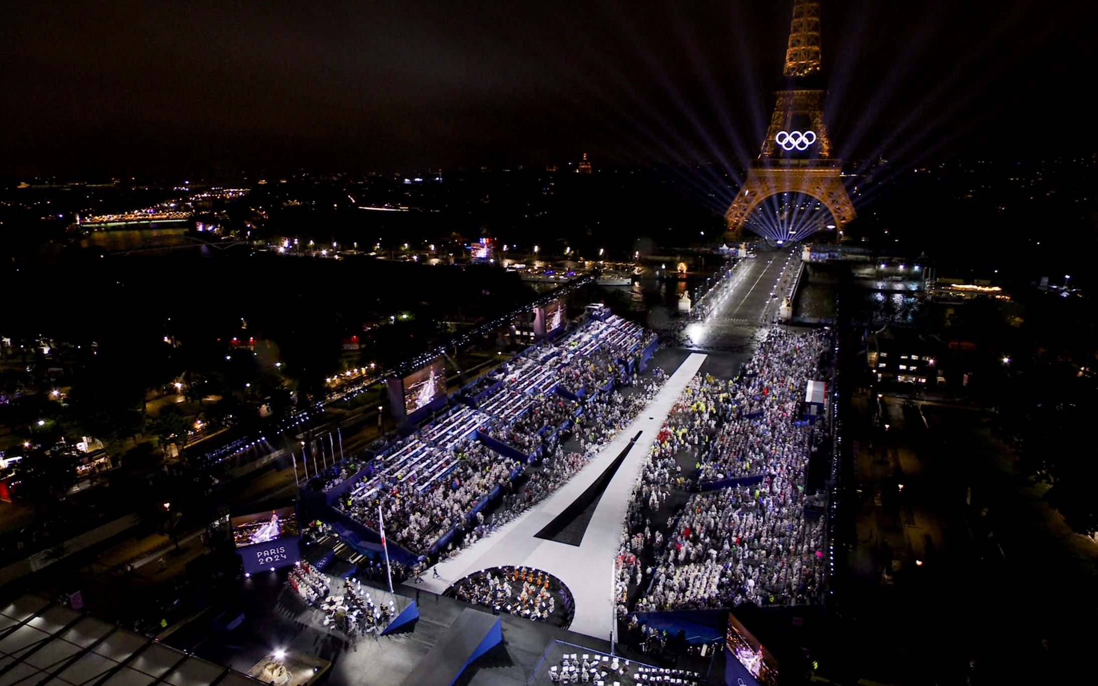 La plaza de Trocadero y la Torre Eiffel iluminadas con los anillos olímpicos durante la ceremonia de inauguración de los Juegos Olímpicos de París.