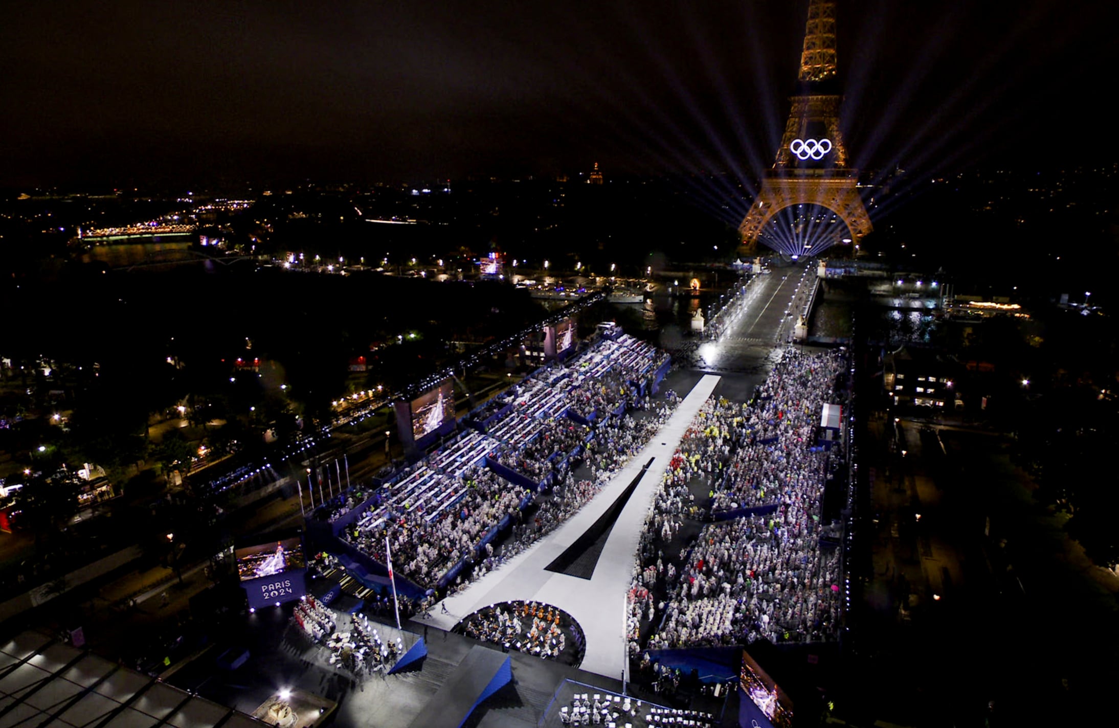 La plaza de Trocadero y la Torre Eiffel iluminadas con los anillos olímpicos durante la ceremonia de inauguración de los Juegos Olímpicos de París.