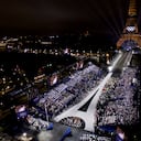 La plaza de Trocadero y la Torre Eiffel iluminadas con los anillos olímpicos durante la ceremonia de inauguración de los Juegos Olímpicos de París.