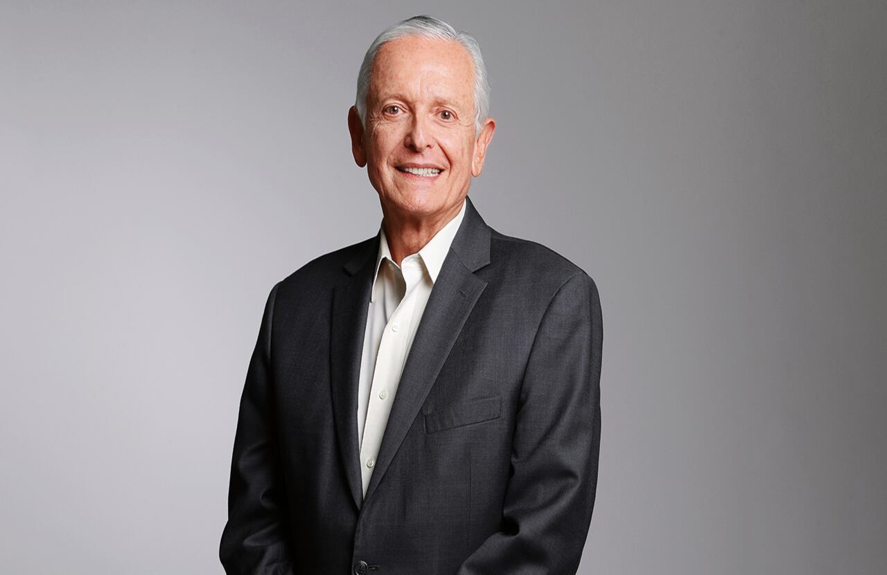 Augusto Solano inició su carrera en 1975 como ingeniero en Carvajal, pasó por varias empresas y llegó a Asocolflores en 2000. Destaca el apoyo fundamental de su esposa e hijo.