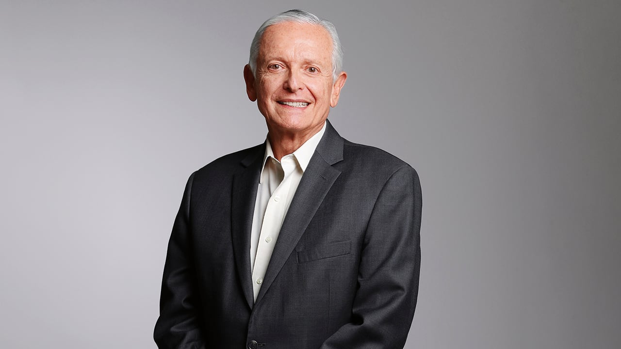 Augusto Solano inició su carrera en 1975 como ingeniero en Carvajal, pasó por varias empresas y llegó a Asocolflores en 2000. Destaca el apoyo fundamental de su esposa e hijo.