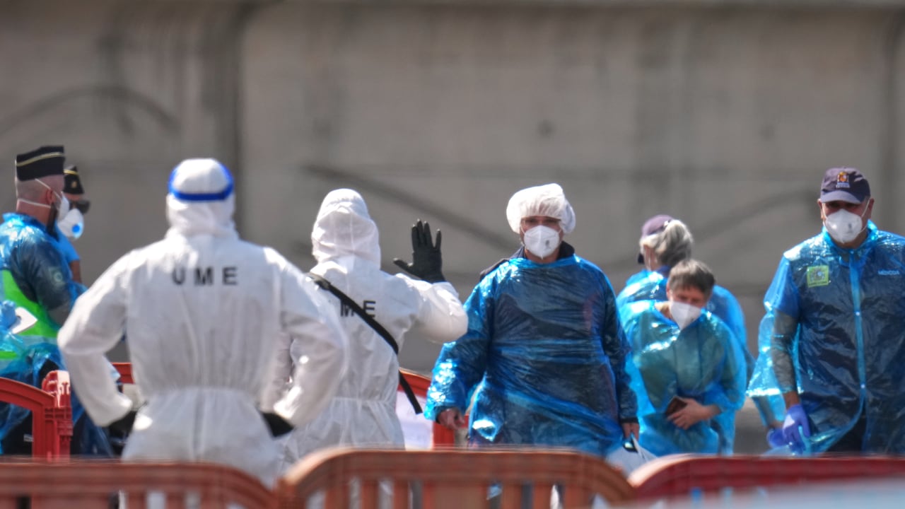 Los pasajeros desembarcan del crucero MV Hondius, afectado por el hantavirus, en el puerto de Granadilla, en Tenerife, Islas Canarias, España.