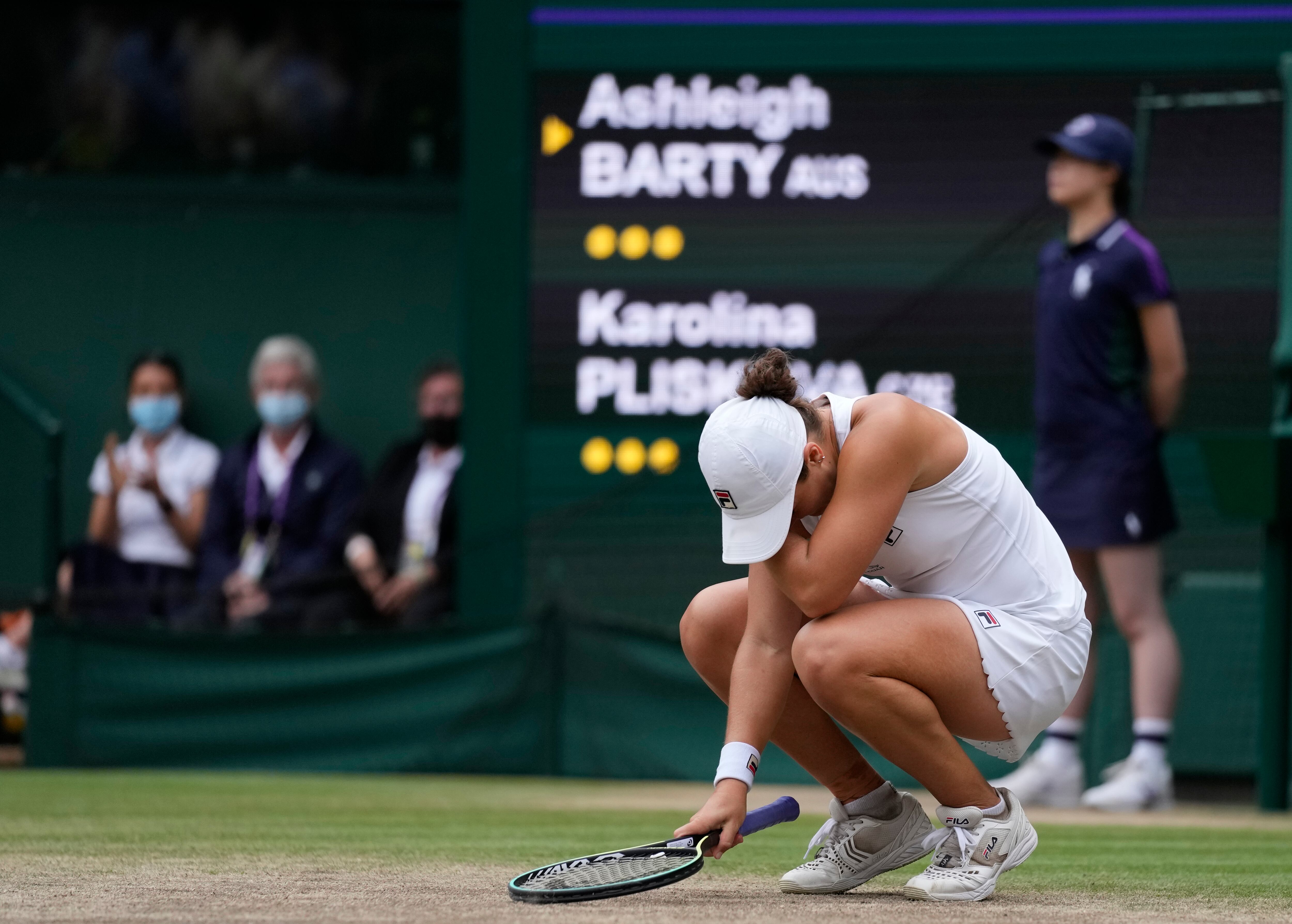 Ashleigh Barty de Australia reacciona después de derrotar a Karolina Pliskova de la República Checa en la final femenina individual en el día doce del Campeonato de Tenis de Wimbledon en Londres, el sábado 10 de julio de 2021. (AP Photo / Kirsty Wigglesworth)