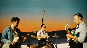 Integrado por el guitarrista Zac Sokolow, el bajista Jake Faulkner y el baterista Nicholas Baker, el grupo LA LOM construye su repertorio a partir de la circulación de músicas latinoamericanas.