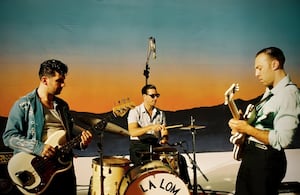 Integrado por el guitarrista Zac Sokolow, el bajista Jake Faulkner y el baterista Nicholas Baker, el grupo LA LOM construye su repertorio a partir de la circulación de músicas latinoamericanas.