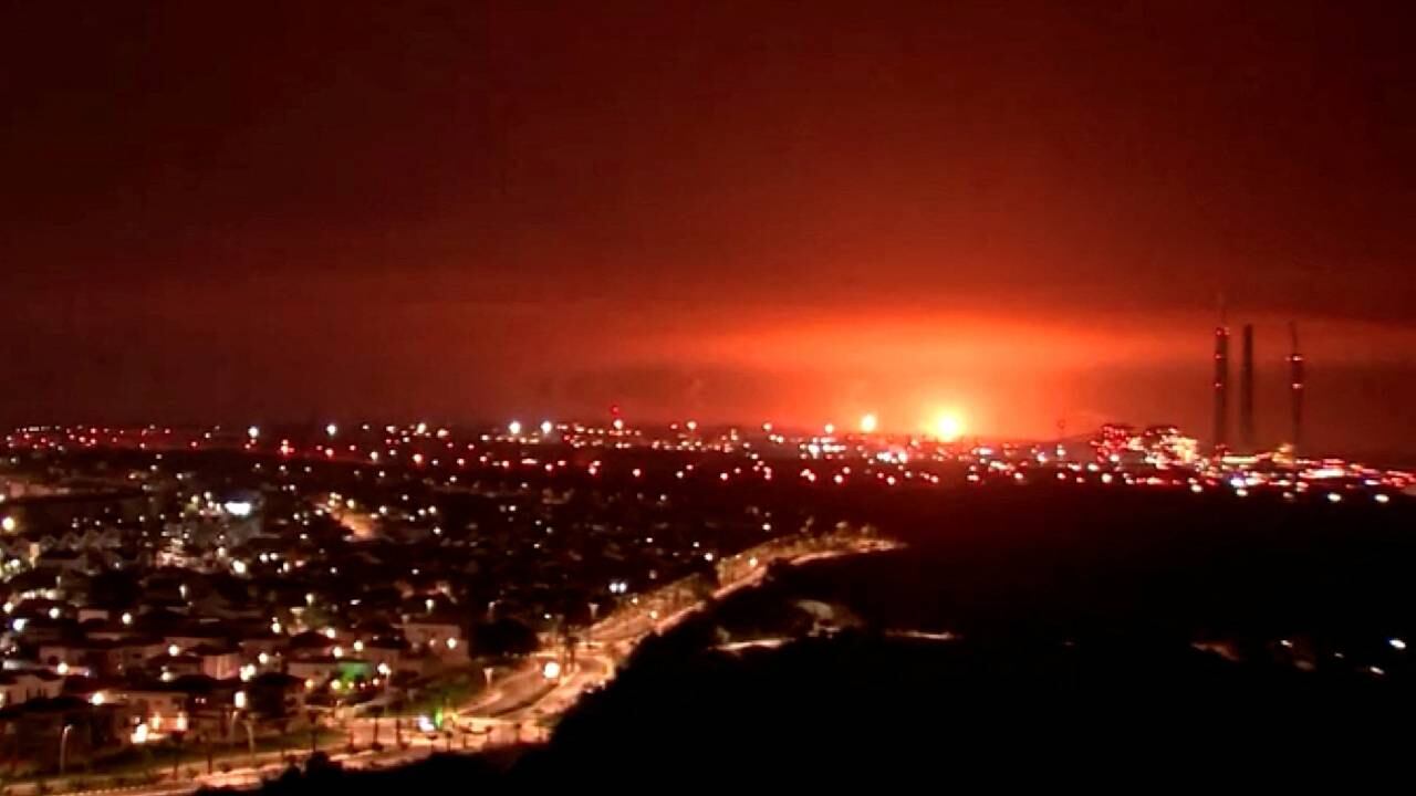 Fuertes bombardeos vistos en la frontera entre Israel y Gaza por la noche.
