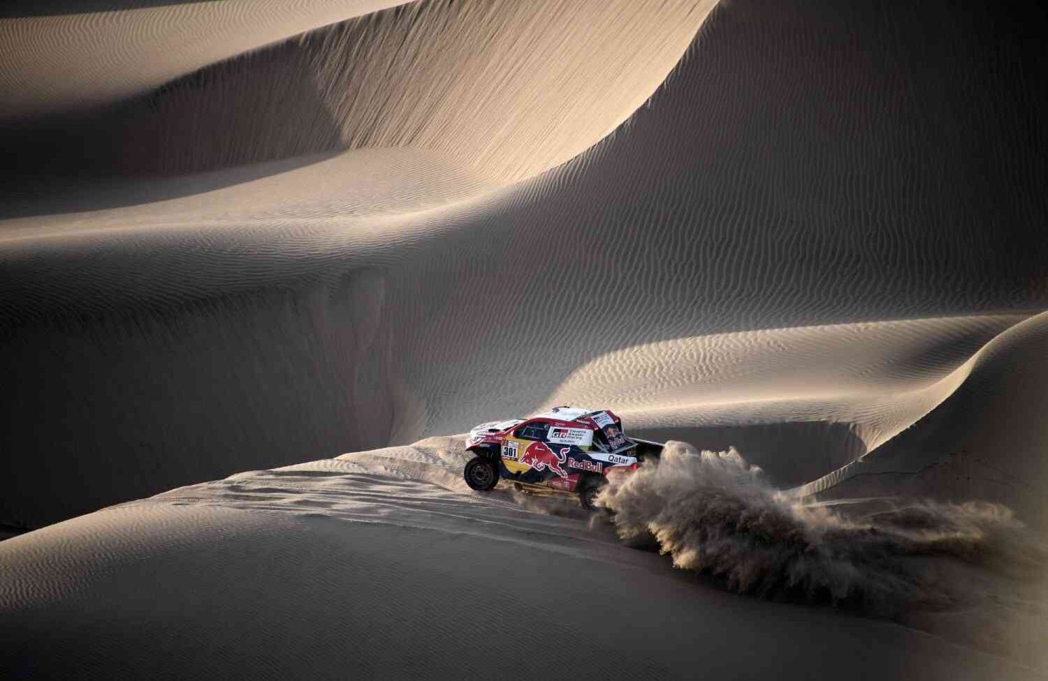 El piloto de Toyota Nasser Al-Attiyah y el copiloto francés Mathieu Baumel recorren las dunas de Tanaca durante la etapa 5 del Rally Dakar 2018 entre San Juan de Marcona y Arequipa en Perú, el 10 de enero de 2018. / AFP PHOTO / Franck FIFE.