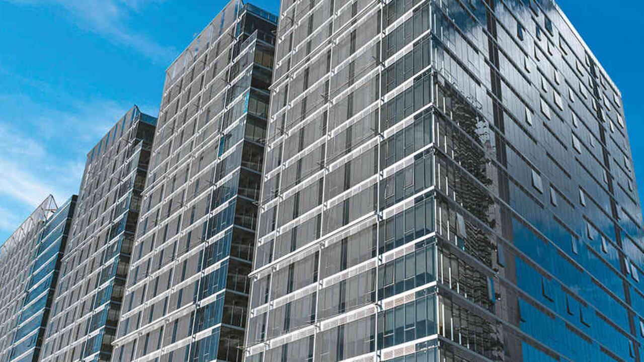 El proyecto ‘Elemento’, ubicado en Bogotá, incluyó diversos materiales de energía solar ESWindows y Tecnologlass en sus ventanales y fachada general.