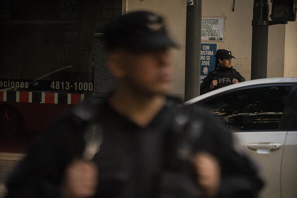 Pese a que los vecinos llamaron en varias ocasiones a la policía para que se hiciera presencia en el lugar, esta no se hizo presente, por lo menos, no quedó registrado durante la transmisión del periodista. (Photo by Pablo Barrera/Anadolu Agency via Getty Images)