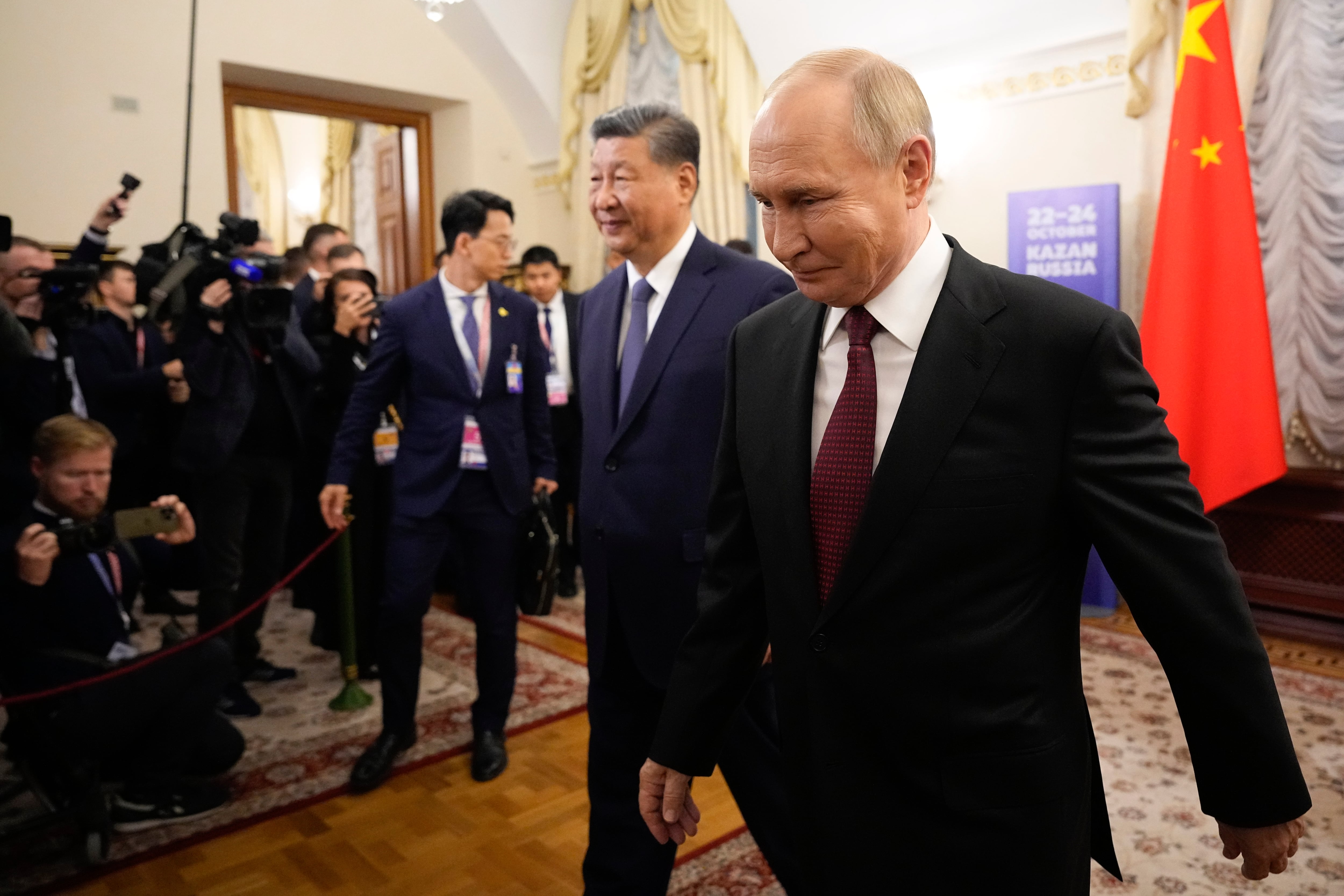 El presidente ruso, Vladimir Putin, a la derecha, y el presidente chino, Xi Jinping, caminan junto a periodistas durante su reunión al margen de la cumbre de los BRICS en el Kremlin de Kazán, Rusia, el martes 22 de octubre de 2024. (Foto AP/Alexander Zemlianichenko, Pool)