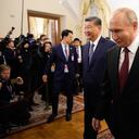 El presidente ruso, Vladimir Putin, a la derecha, y el presidente chino, Xi Jinping, caminan junto a periodistas durante su reunión al margen de la cumbre de los BRICS en el Kremlin de Kazán, Rusia, el martes 22 de octubre de 2024. (Foto AP/Alexander Zemlianichenko, Pool)