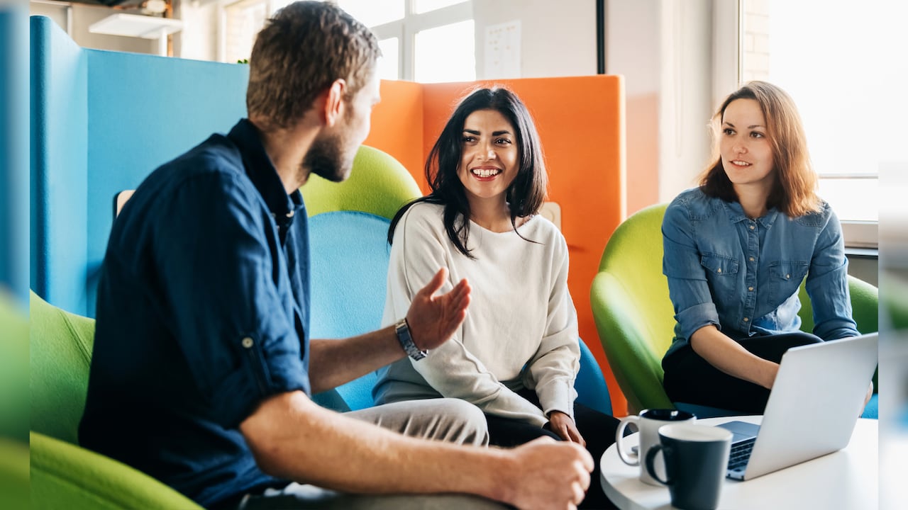 En el caso del programa FortaleSER, a partir de junio se abrirán cupos para que 4.200 emprendedores y comerciantes de la economía popular puedan beneficiarse con acceso a mejores prácticas empresariales.