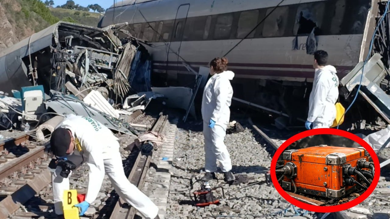 En el sector ferroviario, el dispositivo que comúnmente se conoce como “caja negra” recibe el nombre técnico de Registrador Jurídico de Datos (RJD) o Unidad de Memoria de Eventos.