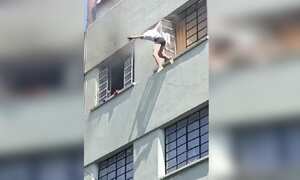 El hombre sobrevivió a la caída de cerca de 15 metros.