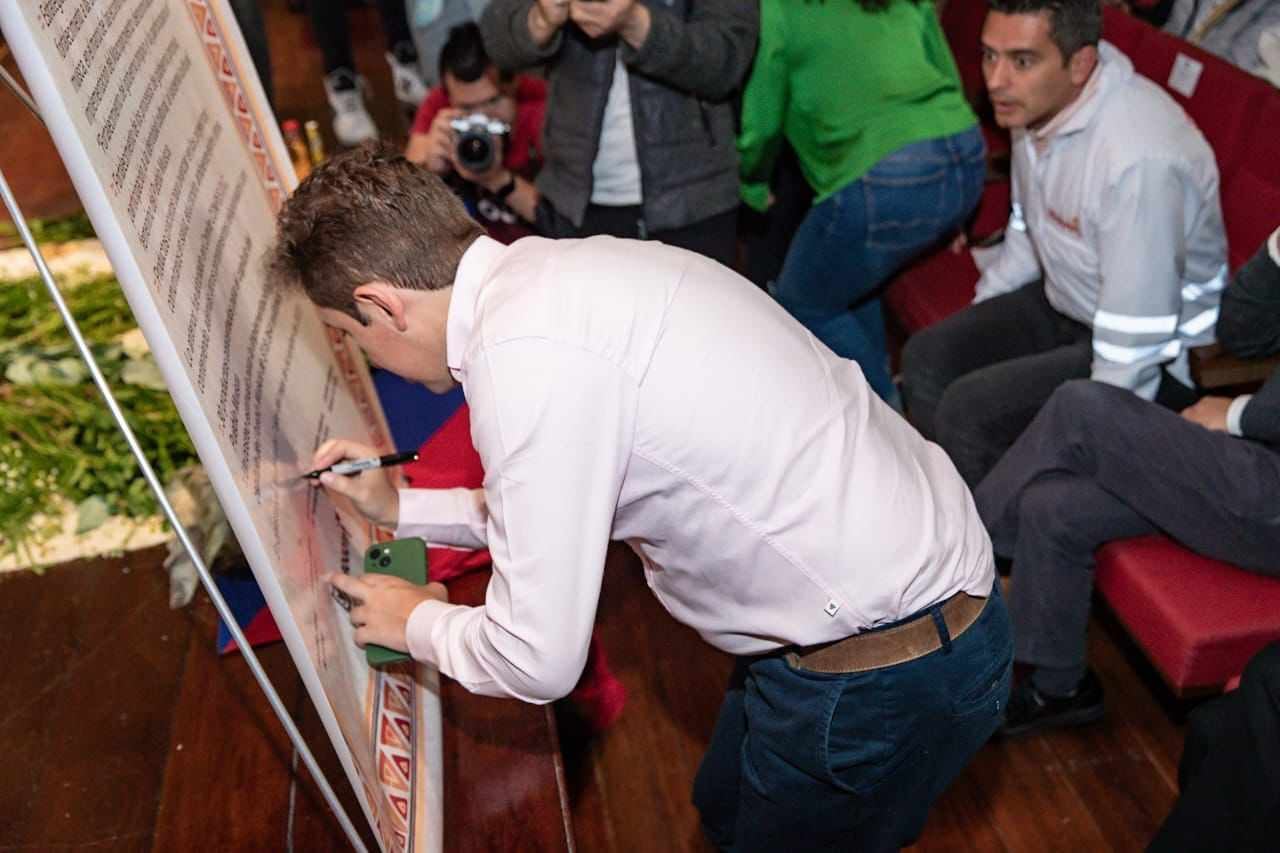 Secretario Felipe Jiménez, firmando el plan parcial