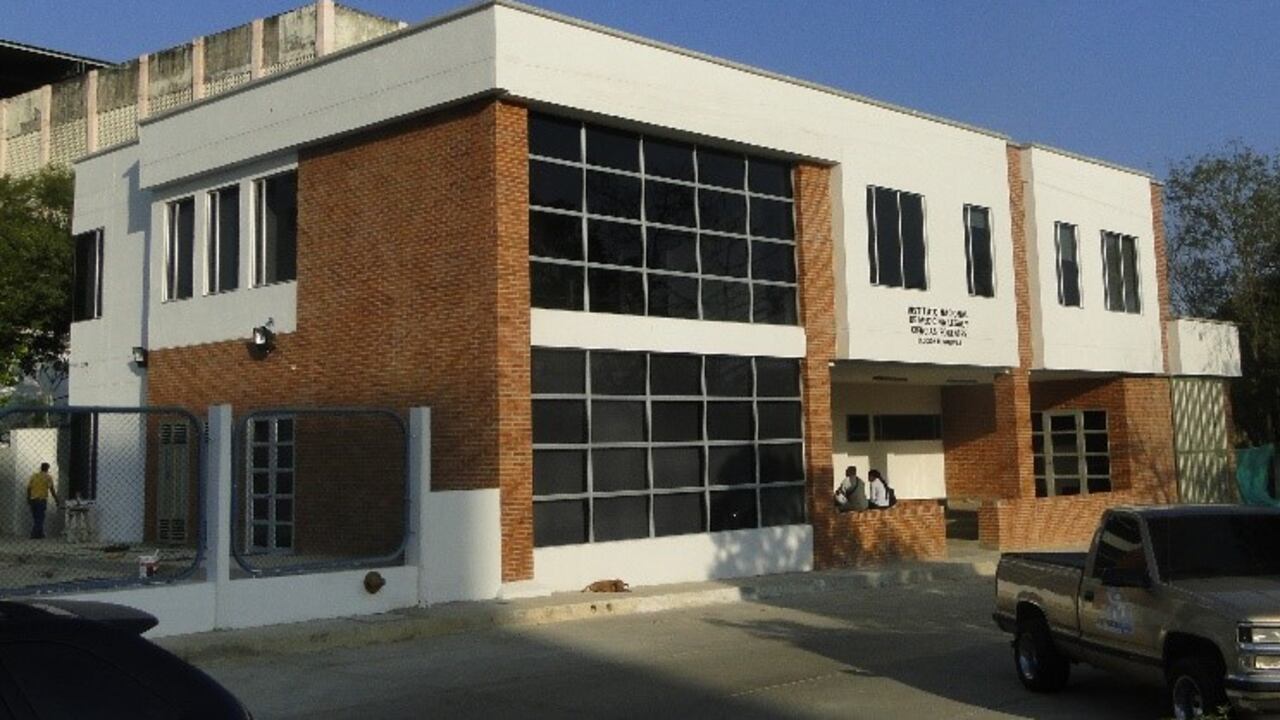 Hasta la sede de Medicina Legal de Cartagena fue trasladado el cuerpo de la menor.